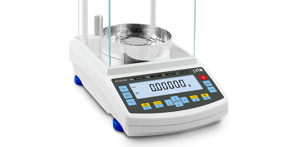 Balança analítica AS 82/220 R2 P com base branca, painel digital, protetor de vento, plataforma de metal inoxidável e câmara de vidro