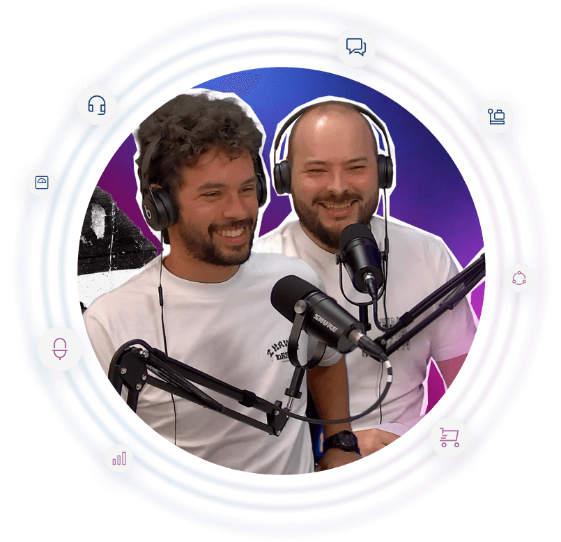 2 Homens Apresentando Podcast, vestindo camiseta branca, fones de ouvido na cor preta e microfones de lapela com formato cilíndrico