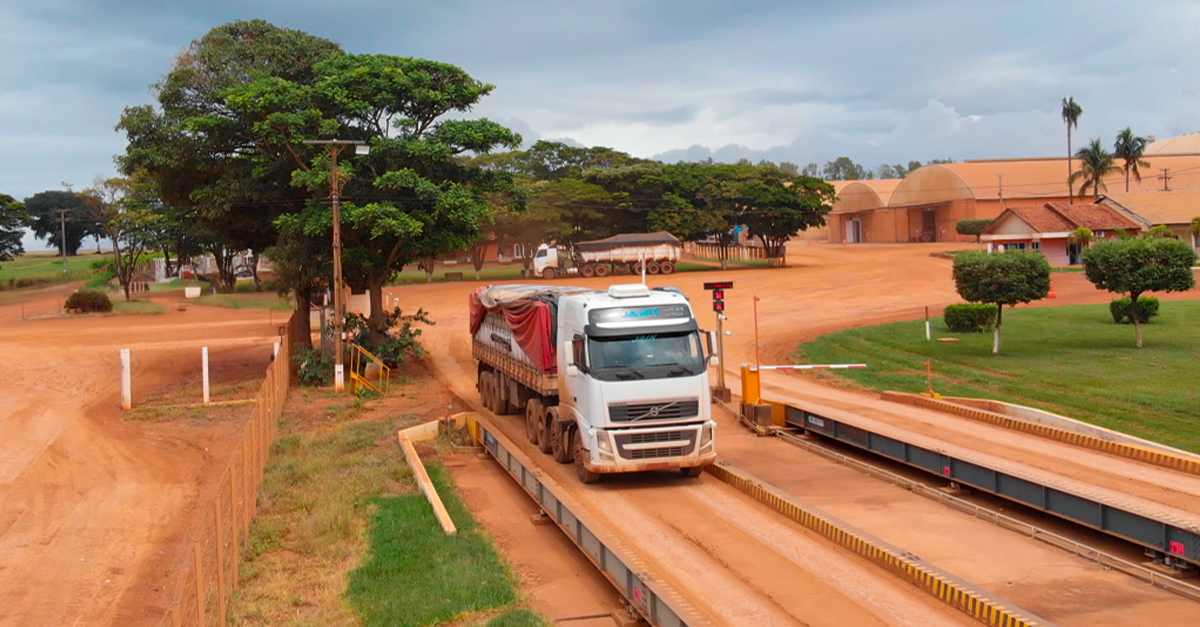 Caminhão sobre balança rodoviária instalada