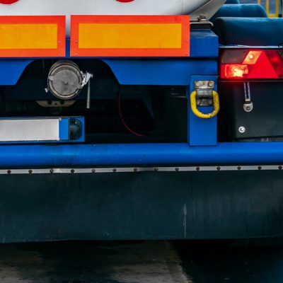 Caminhão sendo pesado em balança rodoviária da Toledo do Brasil, contribuindo para o controle de excesso de carga e segurança nas estradas.
