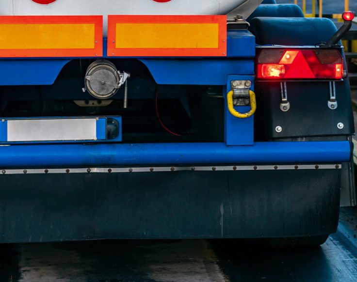 Caminhão sendo pesado em balança rodoviária da Toledo do Brasil, contribuindo para o controle de excesso de carga e segurança nas estradas.