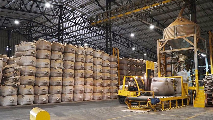 Sistema de ensacamento industrial em big bags com grande estoque de sacarias em usina ou armazém.