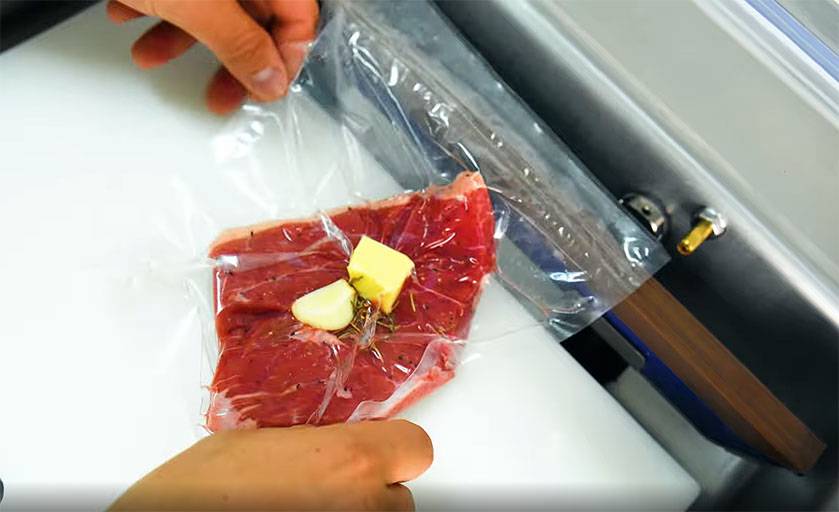Carne sendo embalada a vácuo com manteiga e temperos na seladora Prix Vac.